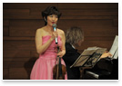 Violinist Ms. Yasuko Ohtani expressed her gratitude before the concert begins. 